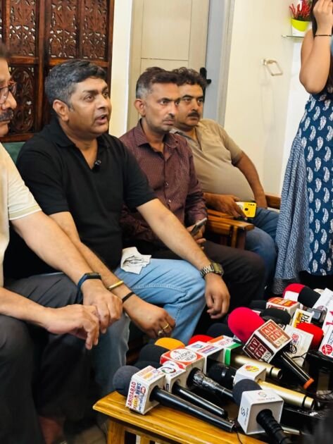 एडवोकेट राजेश खटाना फरीदाबाद में प्रेस कॉन्फ्रेंस करते हुए