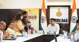 फरीदाबाद में समाधान शिविर की अध्यक्षता करते उपायुक्त विक्रम सिंह