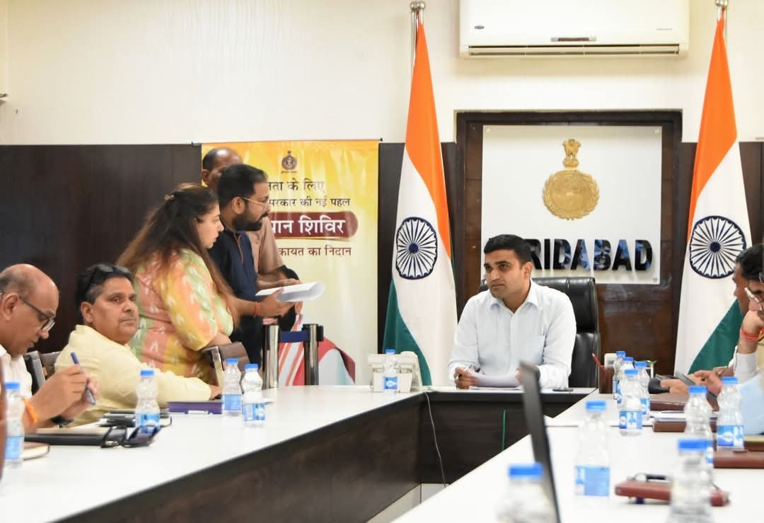 फरीदाबाद में समाधान शिविर की अध्यक्षता करते उपायुक्त विक्रम सिंह