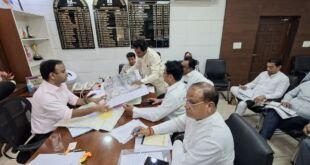 फरीदाबाद निगम आयुक्त धीरेंद्र खड़गटा पार्षदों संग बैठक करते हुए