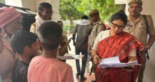 मीरजापुर में फाइलेरिया सर्वे शिविर में रक्त जांच करते स्वास्थ्य कर्मी