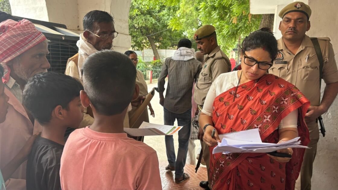 मीरजापुर में फाइलेरिया सर्वे शिविर में रक्त जांच करते स्वास्थ्य कर्मी