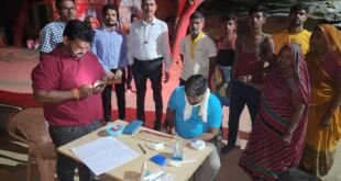 जिलाधिकारी प्रियंका निरंजन मीरजापुर जनता दर्शन में जन समस्याएं सुनते हुए