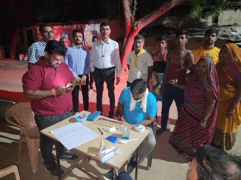 जिलाधिकारी प्रियंका निरंजन मीरजापुर जनता दर्शन में जन समस्याएं सुनते हुए