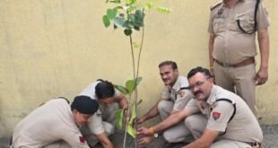 फरीदाबाद खेड़ी पुल थाना परिसर में पुलिस टीम द्वारा वृक्षारोपण