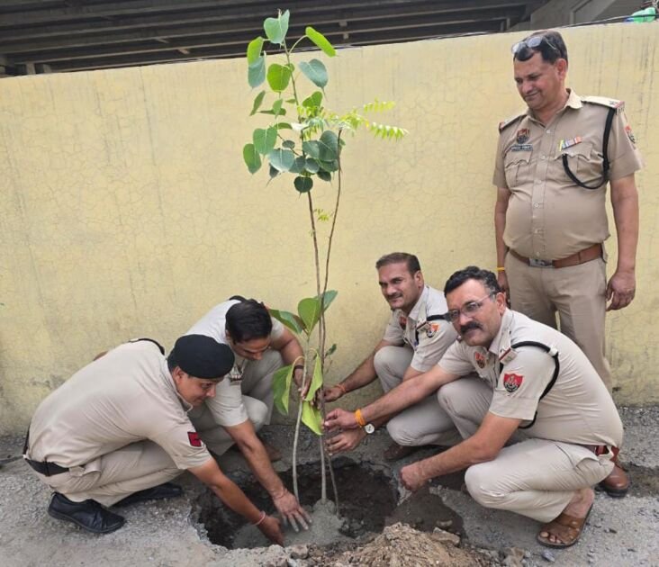 फरीदाबाद खेड़ी पुल थाना परिसर में पुलिस टीम द्वारा वृक्षारोपण