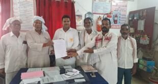 सलेमपुर रेलवे स्टेशन पर ट्रेन ठहराव की मांग करते लोग