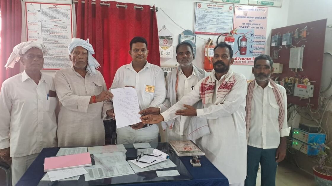 सलेमपुर रेलवे स्टेशन पर ट्रेन ठहराव की मांग करते लोग