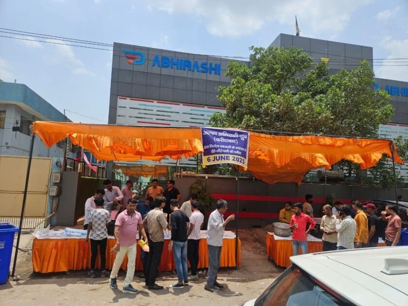 अल्फा अभिराशी ग्रुप द्वारा निर्जला एकादशी पर मीठा शरबत वितरण