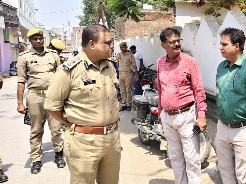 बकरीद से पूर्व मीरजापुर पुलिस अधीक्षक सुरक्षा निरीक्षण करते हुए