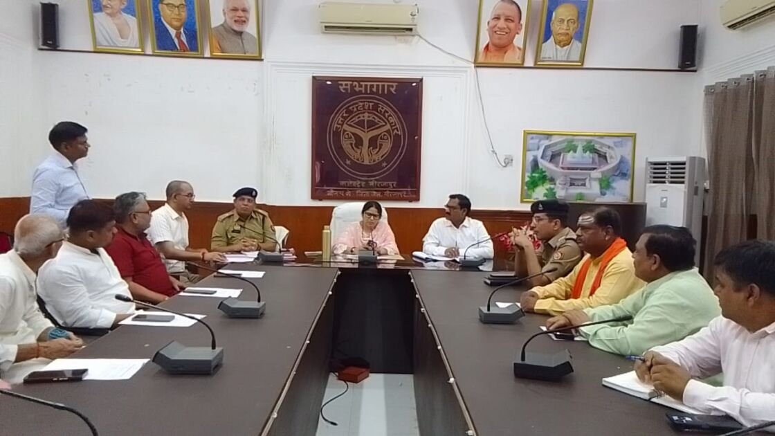 विन्ध्य तीर्थ विकास परियोजनाओं की समीक्षा करतीं जिलाधिकारी प्रियंका निरंजन