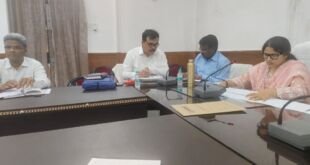 जिलाधिकारी प्रियंका निरंजन द्वारा चकबन्दी समीक्षा बैठक मीरजापुर 2025