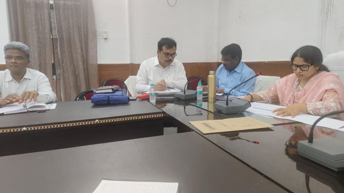 जिलाधिकारी प्रियंका निरंजन द्वारा चकबन्दी समीक्षा बैठक मीरजापुर 2025
