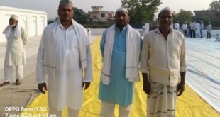 अयोध्या मवई में ईद उल अजहा के मौके पर नमाज अदा करते लोग