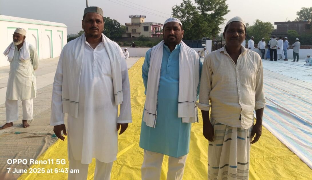 अयोध्या मवई में ईद उल अजहा के मौके पर नमाज अदा करते लोग