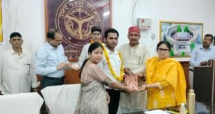 मुख्यमंत्री योगी आदित्यनाथ बोर्ड टॉपर्स को सम्मानित करते हुए