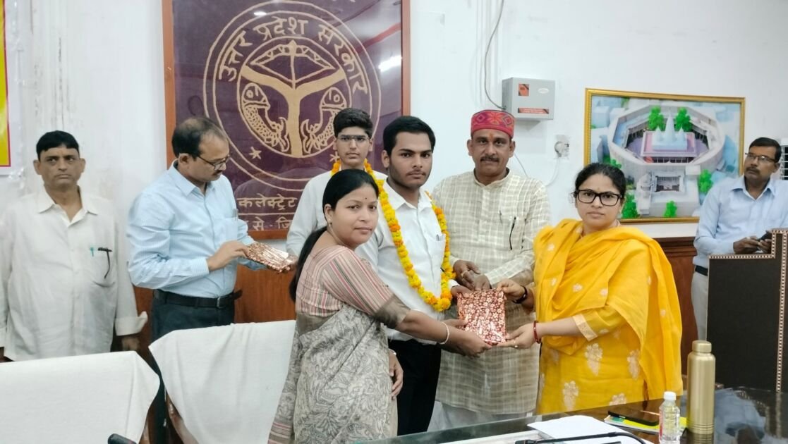 मुख्यमंत्री योगी आदित्यनाथ बोर्ड टॉपर्स को सम्मानित करते हुए