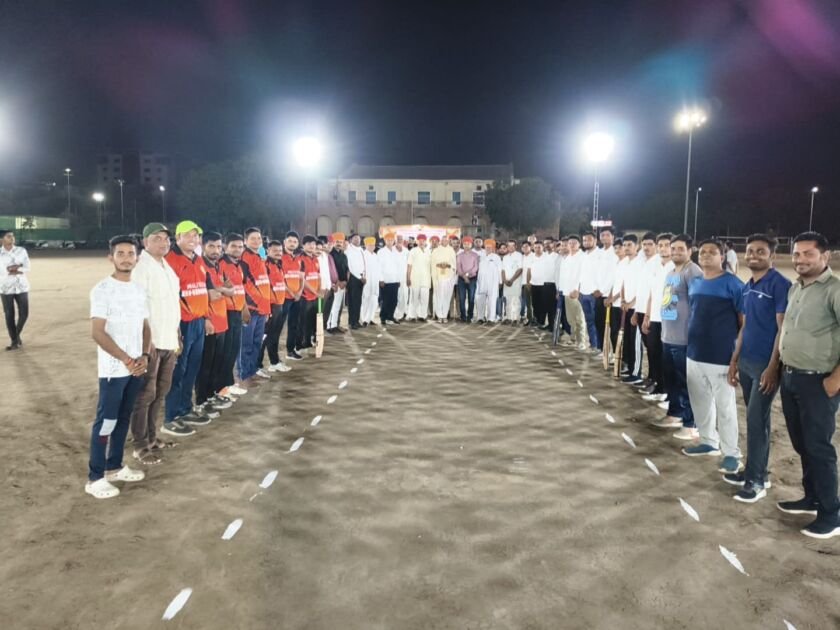 भीनमाल में माली समाज की रात्रिकालीन क्रिकेट प्रतियोगिता के दौरान खिलाड़ी