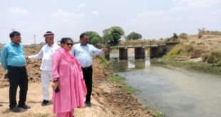 मीरजापुर की जिलाधिकारी खजुरी नदी सफाई कार्य का निरीक्षण करती हुईं