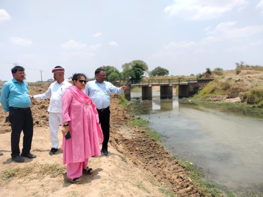 मीरजापुर की जिलाधिकारी खजुरी नदी सफाई कार्य का निरीक्षण करती हुईं