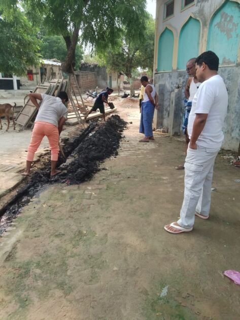 वाजिदपुर ग्राम प्रधान द्वारा नालियों की सफाई करते हुए लोग