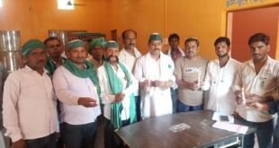 सिठौली पंचायत भवन में विमान हादसा पीड़ितों को श्रद्धांजलि देते ग्रामीण