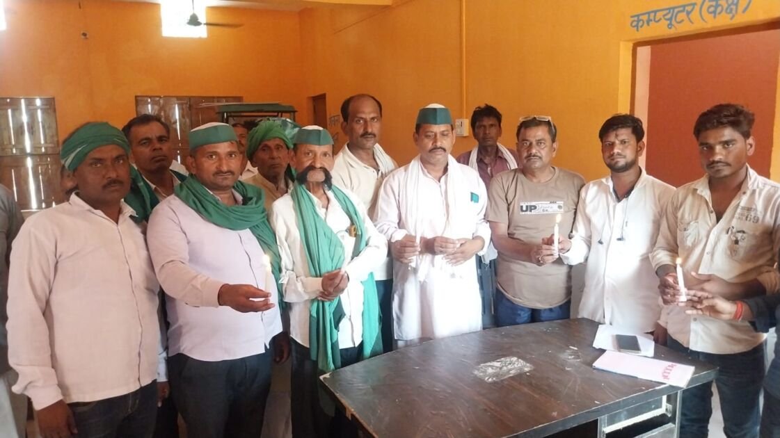 सिठौली पंचायत भवन में विमान हादसा पीड़ितों को श्रद्धांजलि देते ग्रामीण