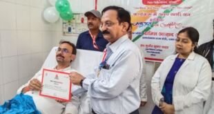 बलिया में रक्तदान शिविर का उद्घाटन करते अधिकारी