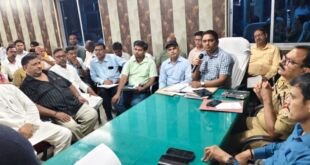 बलिया में शांति समिति की बैठक लेते डीएम व एसपी