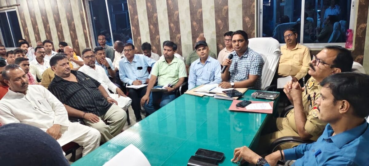 बलिया में शांति समिति की बैठक लेते डीएम व एसपी