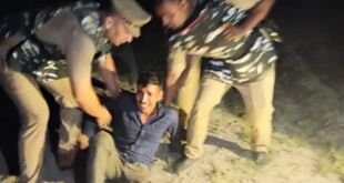 बलिया में मुठभेड़ के दौरान घायल बदमाश को अस्पताल ले जाती पुलिस