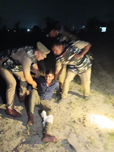 बलिया में मुठभेड़ के दौरान घायल बदमाश को अस्पताल ले जाती पुलिस