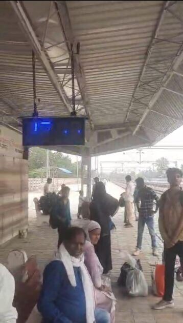 रुदौली रेलवे स्टेशन पर यात्री गर्मी में परेशान