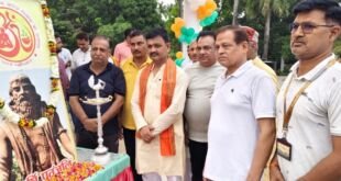 बलिया चन्द्रशेखर उद्यान में योग सप्ताह का उद्घाटन करते अधिकारी