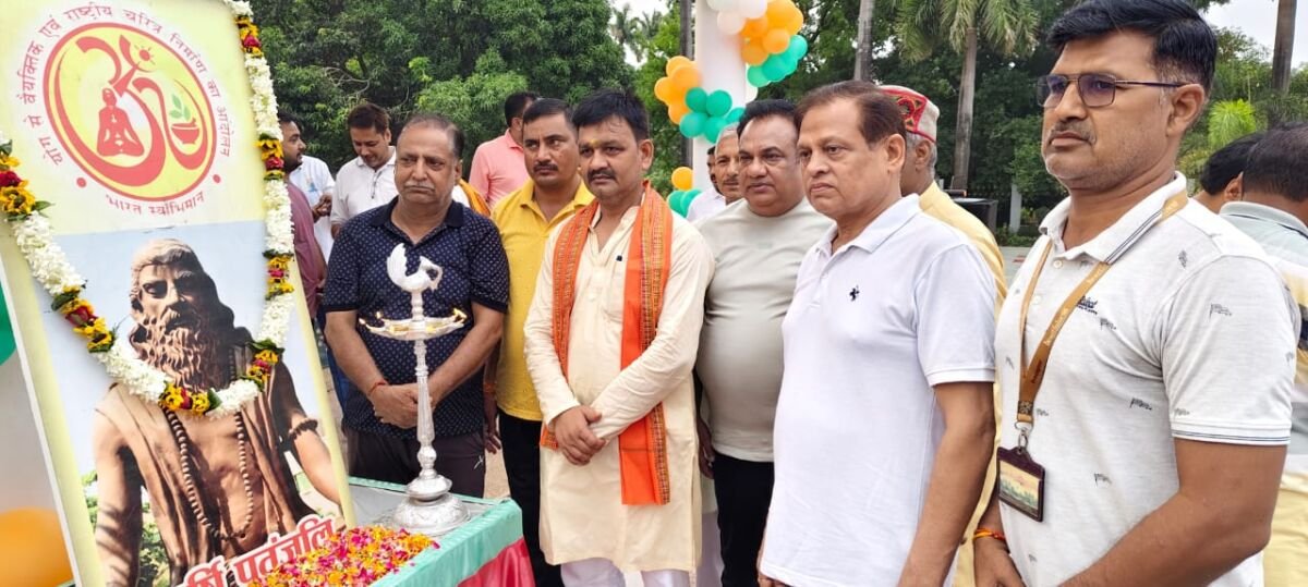 बलिया चन्द्रशेखर उद्यान में योग सप्ताह का उद्घाटन करते अधिकारी