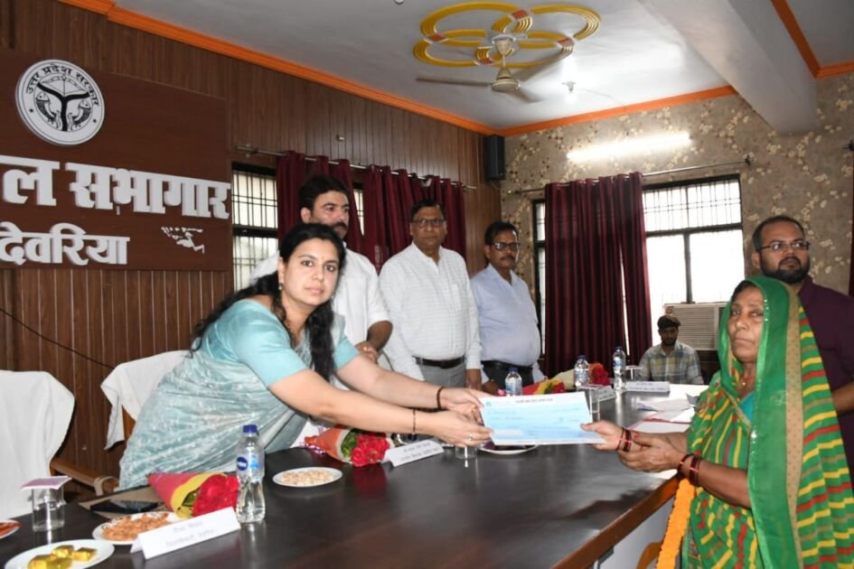 देवरिया में कृषक दुर्घटना योजना के अंतर्गत लाभार्थियों को सहायता राशि वितरण कार्यक्रम