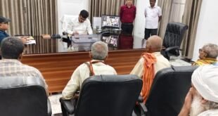 बलिया कलेक्ट्रेट में जनता दर्शन के दौरान जिलाधिकारी