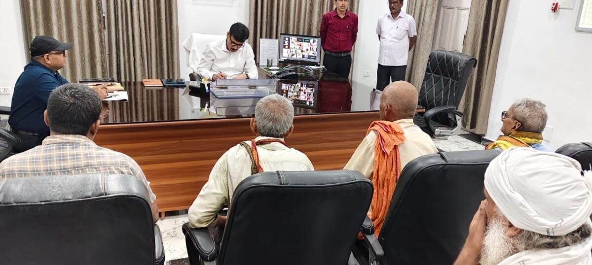 बलिया कलेक्ट्रेट में जनता दर्शन के दौरान जिलाधिकारी