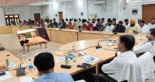 बलिया में कृषक दुर्घटना योजना के लाभार्थियों को चेक प्रदान करते राज्यमंत्री
