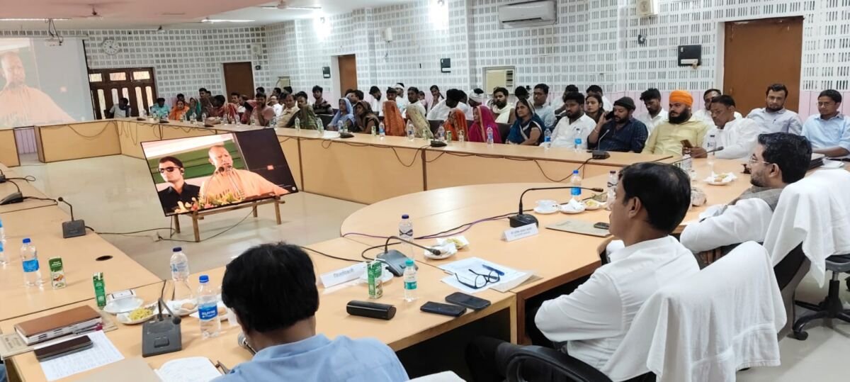 बलिया में कृषक दुर्घटना योजना के लाभार्थियों को चेक प्रदान करते राज्यमंत्री