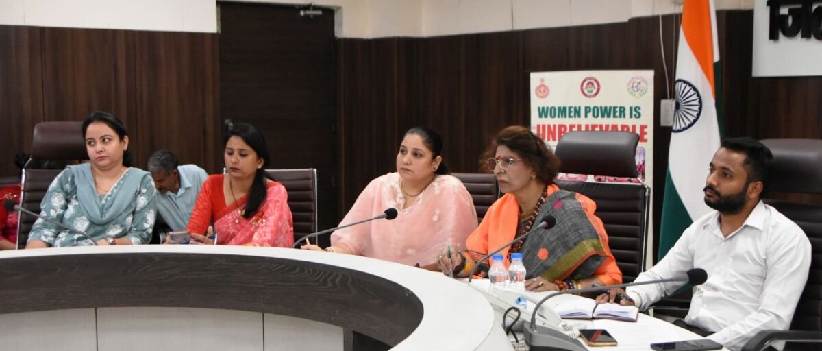 हरियाणा राज्य महिला आयोग चेयरपर्सन रेणु भाटिया फरीदाबाद में जन सुनवाई करते हुए