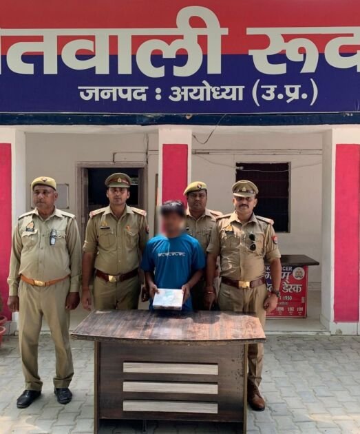 अयोध्या में झूठी छिनैती की सूचना देने वाला अभियुक्त पैसे के साथ गिरफ्तार