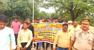 वाराणसी में नशा मुक्ति केंद्र पर जागरूकता कार्यक्रम में भाग लेते स्कूली बच्चे