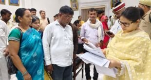 मीरजापुर कलेक्ट्रेट में जिलाधिकारी जनता की समस्याएं सुनती हुईं