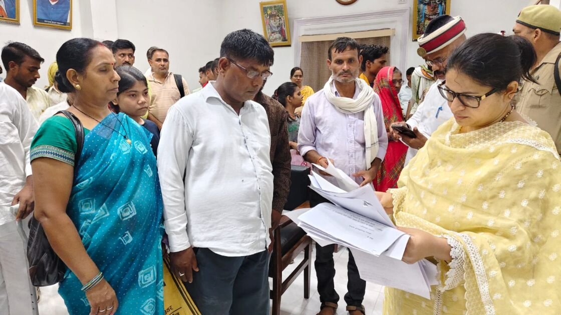 मीरजापुर कलेक्ट्रेट में जिलाधिकारी जनता की समस्याएं सुनती हुईं