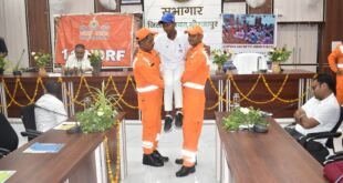 मीरजापुर में फमेक्स आपदा प्रबंधन प्रशिक्षण कार्यक्रम में भाग लेते लोग