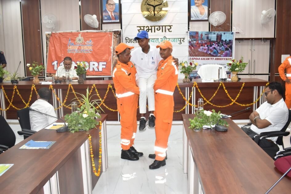मीरजापुर में फमेक्स आपदा प्रबंधन प्रशिक्षण कार्यक्रम में भाग लेते लोग