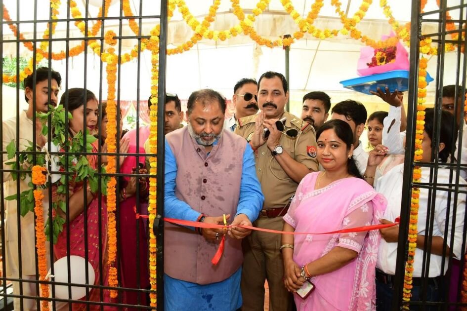 बलिया में सखी वन स्टॉप सेंटर का लोकार्पण करते परिवहन मंत्री दयाशंकर सिंह