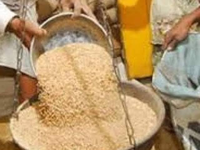 बलिया में नि:शुल्क राशन वितरण की तैयारी करते अधिकारी