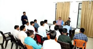 बलिया में बाढ़ और सिंचाई कार्यों की समीक्षा करते मंत्री दयाशंकर सिंह और दानिश अंसारी